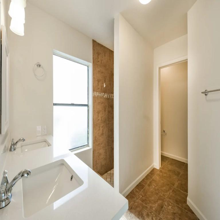 3 BEDROOM LUXURIOUS HOUSE AVAILABLE FOR RENT in Phoenix - Image 6