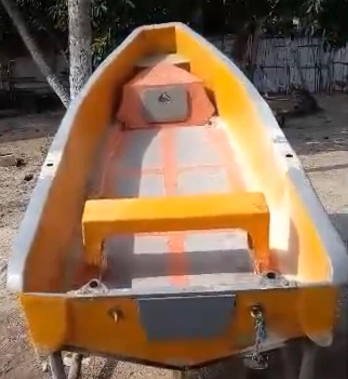 Petit coque bateau en polyester en Côte d’Ivoire - Photo 1