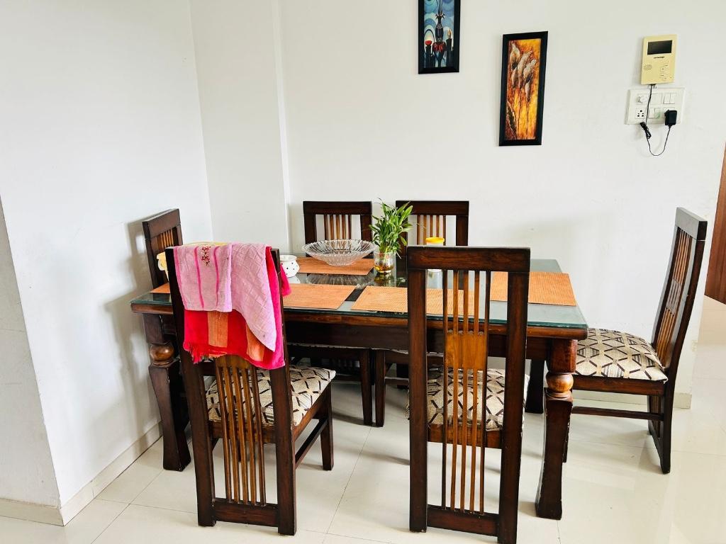 6 seater dining table set in Pune - Image 1