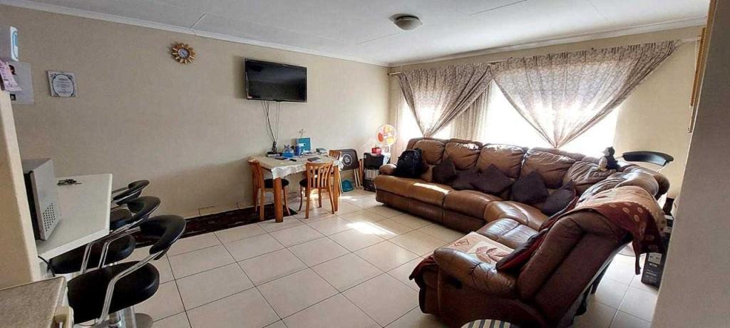 Modern Corner Unit Offering Style, Security & Convenience in Johannesburg - Image 1