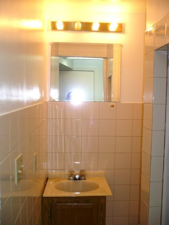 FURNISHED ROOM AVAILABLE NOW in Vancouver - Image 4