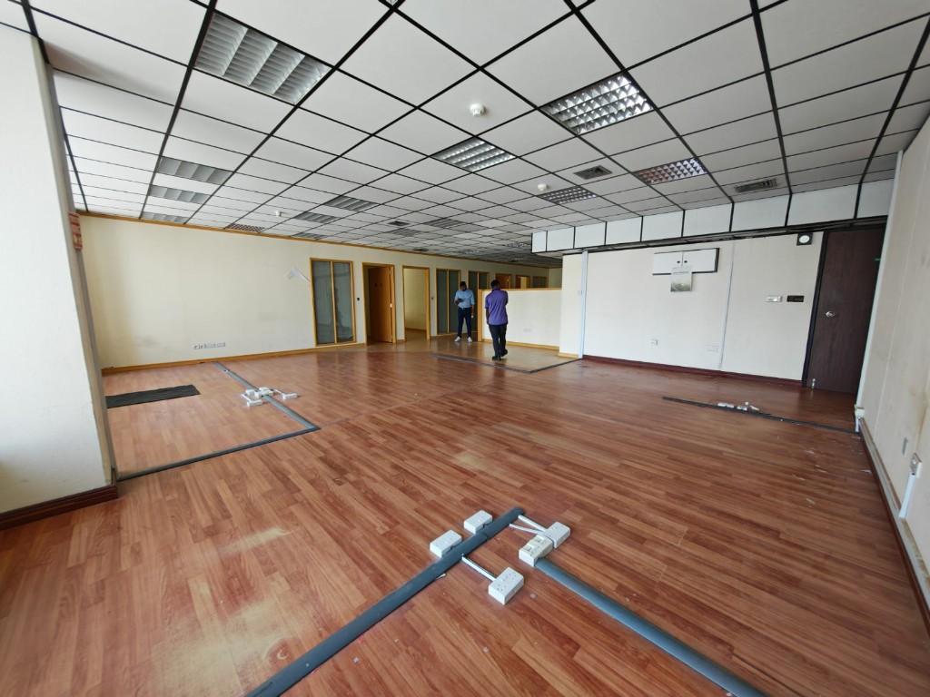 OFFICE FOR RENT 1771 SQFT ONLY 175,000 in Madīnat Zāyid - Image 2