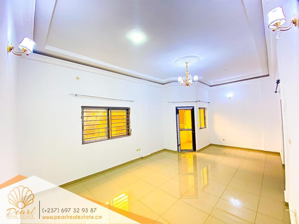 APPARTEMENT 2 CHAMBRES – BASTOS, BORDURE DE ROUTE –TRÈS BON PRIX au Cameroun - Photo 2