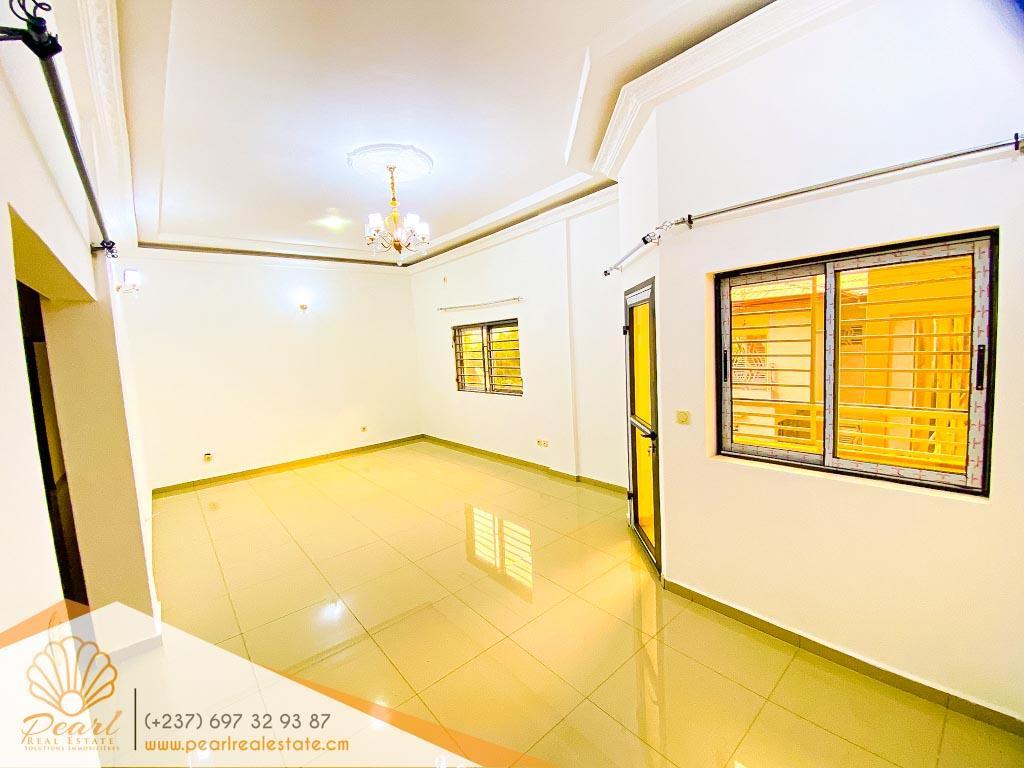 APPARTEMENT 2 CHAMBRES – BASTOS, BORDURE DE ROUTE –TRÈS BON PRIX au Cameroun - Photo 1