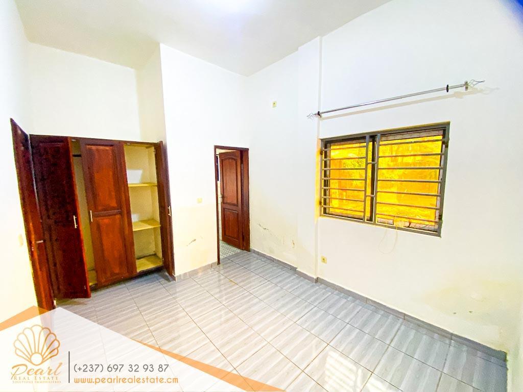APPARTEMENT 2 CHAMBRES – BASTOS, BORDURE DE ROUTE –TRÈS BON PRIX au Cameroun - Photo 5