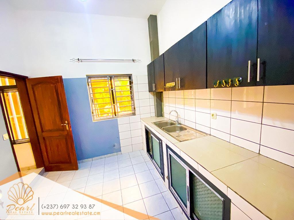 APPARTEMENT 2 CHAMBRES – BASTOS, BORDURE DE ROUTE –TRÈS BON PRIX au Cameroun - Photo 4