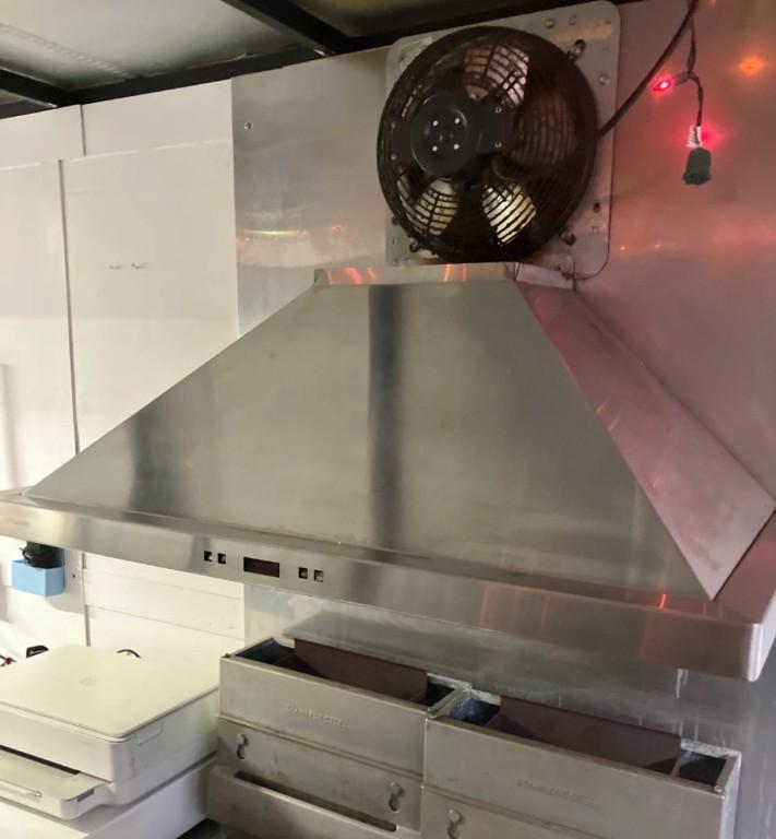 Trailer with full kitchen. in United States - Image 2