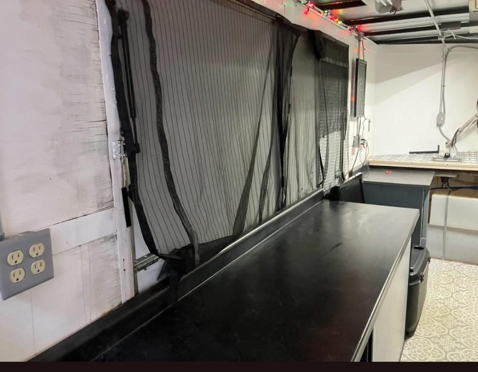Trailer with full kitchen. in United States - Image 6