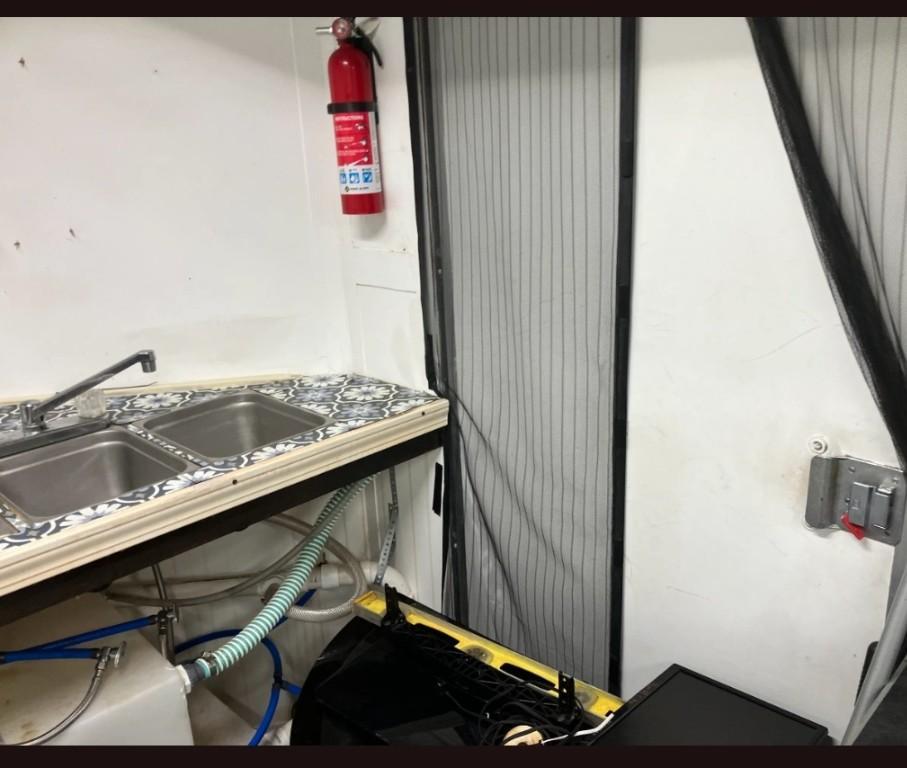Trailer with full kitchen. in United States - Image 7