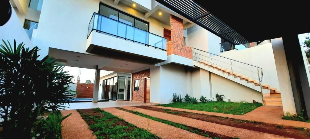 Triplex en el barrio Santa María de Encarnación, costanera en Encarnación - Imagen 2