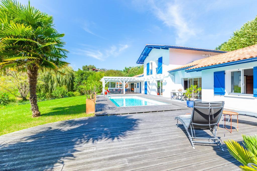 MAISON AVEC PISCINE VUE MONTAGNES à Biarritz - Photo 1