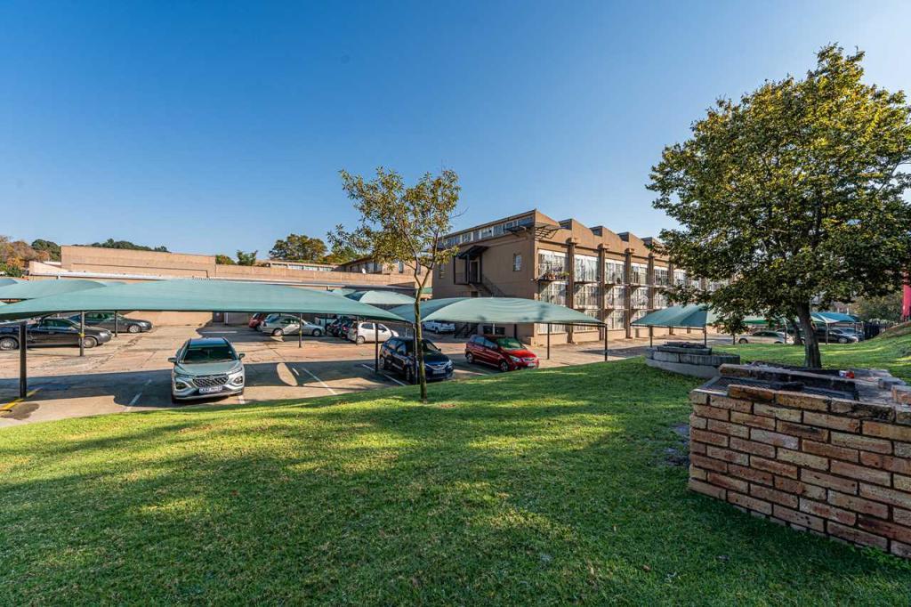 SPACIOUS BACHELOR APARTMENT FOR SALE IN PRIME LOCATION in Alberton - Image 1