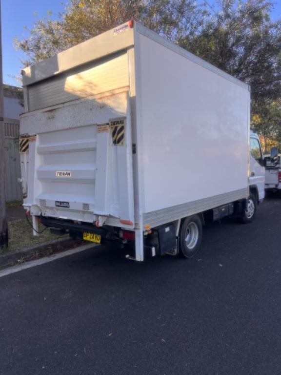 4.5 tons Mitsubishi Fusso 1 ton lift in Sydney - Image 3