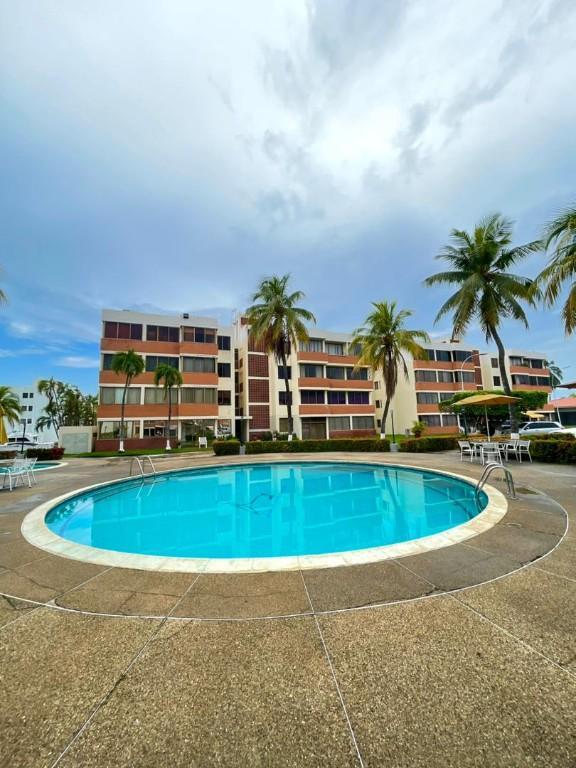 En Alquiler Apartamento en Res. Pelicano en Lecherías - Imagen 1