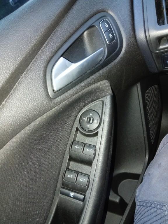 ya con placas! vendo Ford Focus SE hatchback 2018 6100 en San José Villanueva - Imagen 5