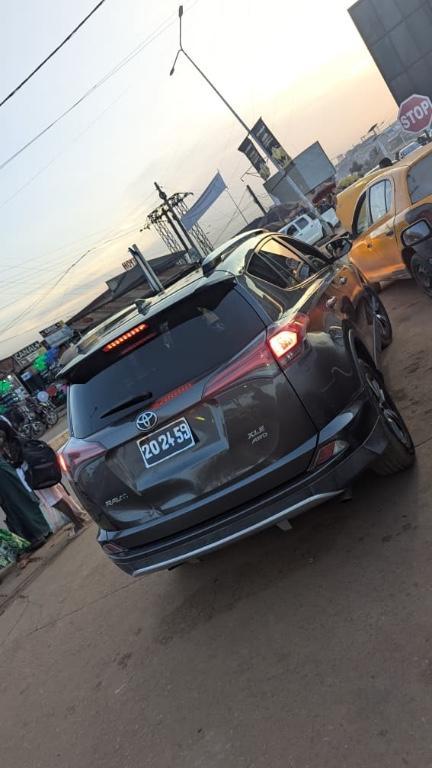 Toyota Rav4 AWD 2017 à Yaoundé - Photo 3