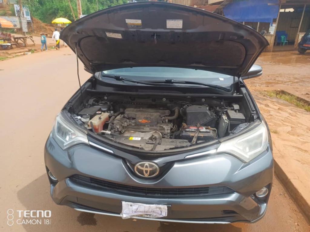 Toyota Rav4 AWD 2017 à Yaoundé - Photo 4