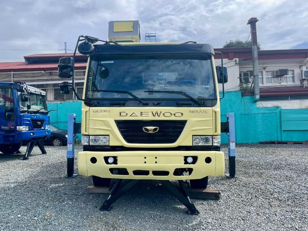 DAEWOO CARGO CRANE/BOOM TRUCK in Malabon - Image 1