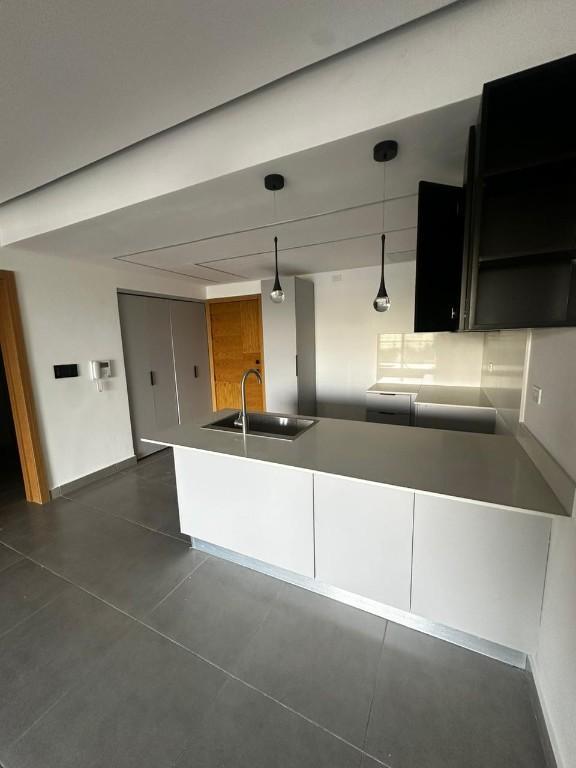 APARTAMENTO EN RENTA – GAZCUE, PISO ALTO en La Victoria - Imagen 6