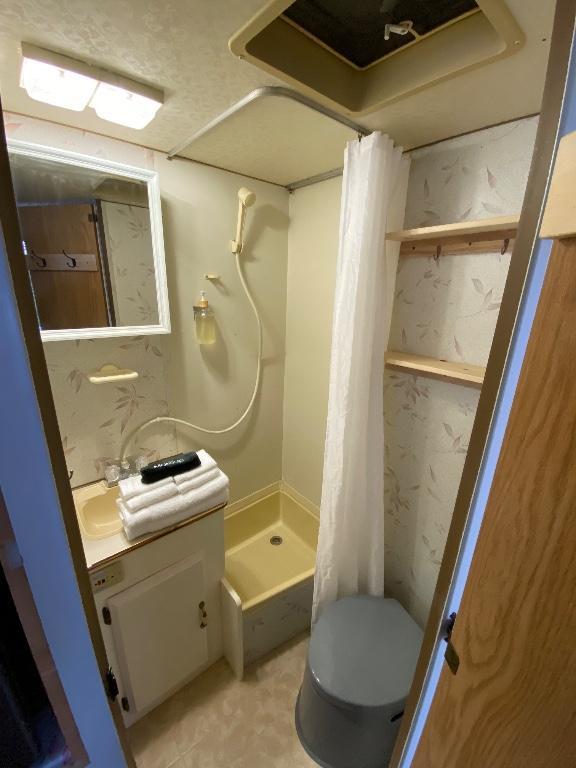1 Bed / 1 Bath RV/Tiny House for Rent North Shuswap in Canada - Image 5