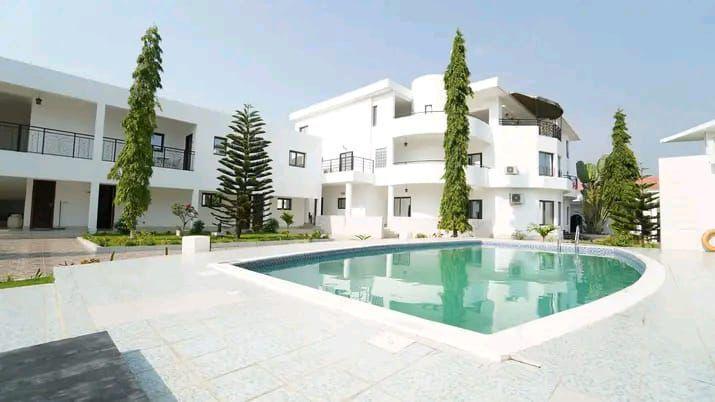 A LOUER MAISON DE 16 PIÈCES +BELLE PISCINE,RIVIÉRA 4 à Abidjan - Photo 1