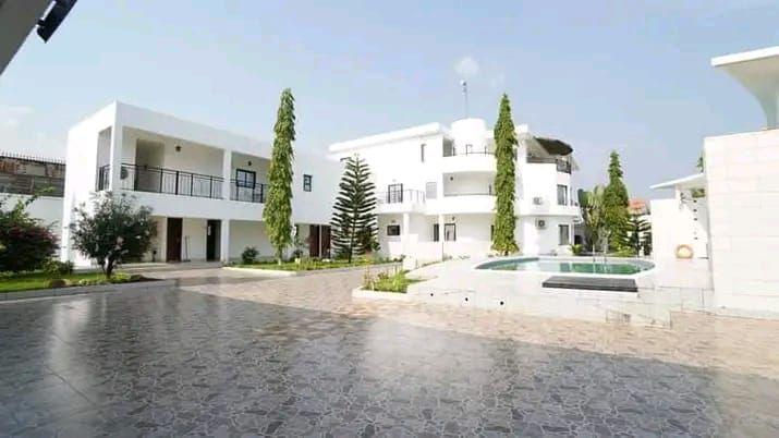 A LOUER MAISON DE 16 PIÈCES +BELLE PISCINE,RIVIÉRA 4 à Abidjan - Photo 2