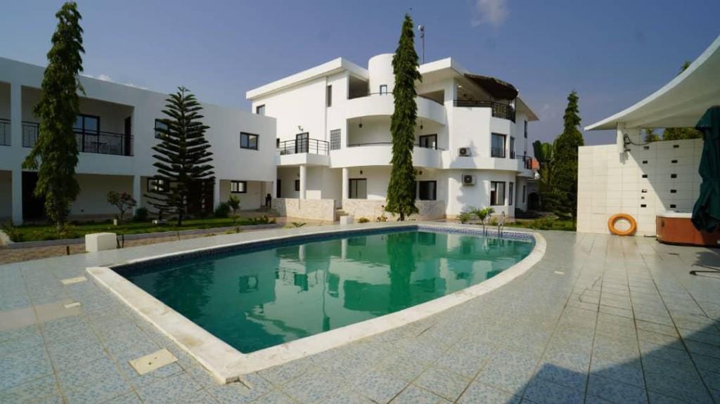 A LOUER MAISON DE 16 PIÈCES +BELLE PISCINE,RIVIÉRA 4 à Abidjan - Photo 3