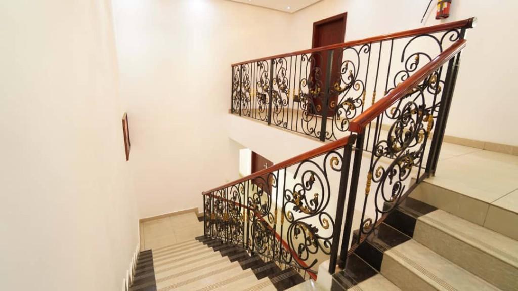 A LOUER MAISON DE 16 PIÈCES +BELLE PISCINE,RIVIÉRA 4 à Abidjan - Photo 4