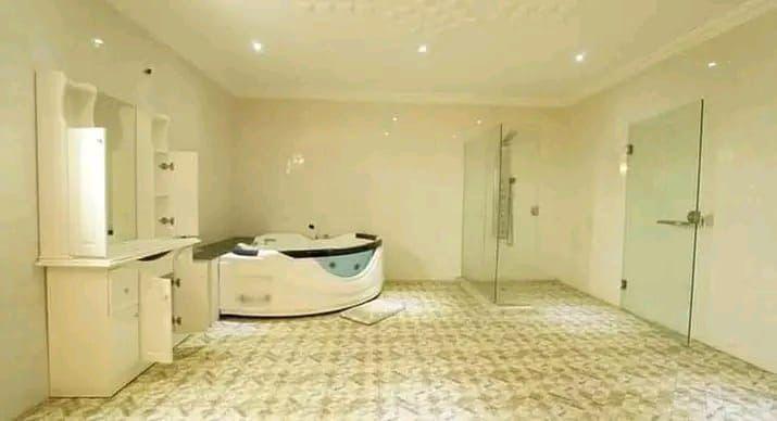 A LOUER MAISON DE 16 PIÈCES +BELLE PISCINE,RIVIÉRA 4 à Abidjan - Photo 9