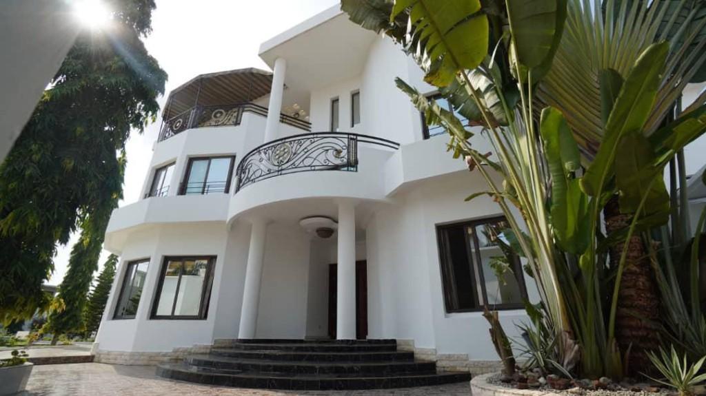 A LOUER MAISON DE 16 PIÈCES +BELLE PISCINE,RIVIÉRA 4 à Abidjan - Photo 8