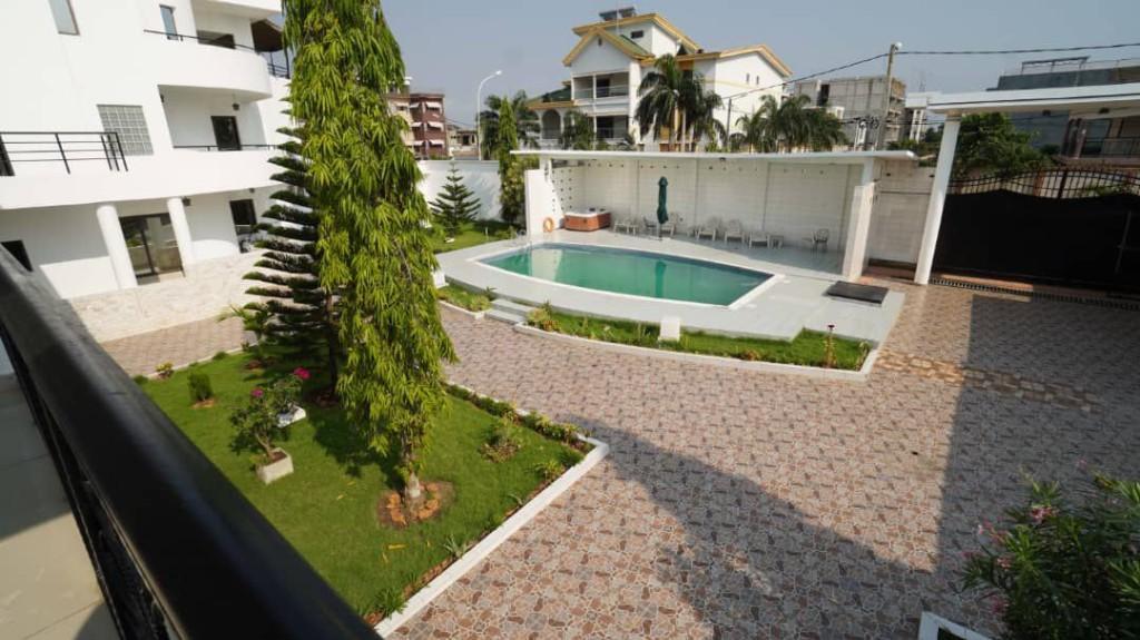 A LOUER MAISON DE 16 PIÈCES +BELLE PISCINE,RIVIÉRA 4 à Abidjan - Photo 10