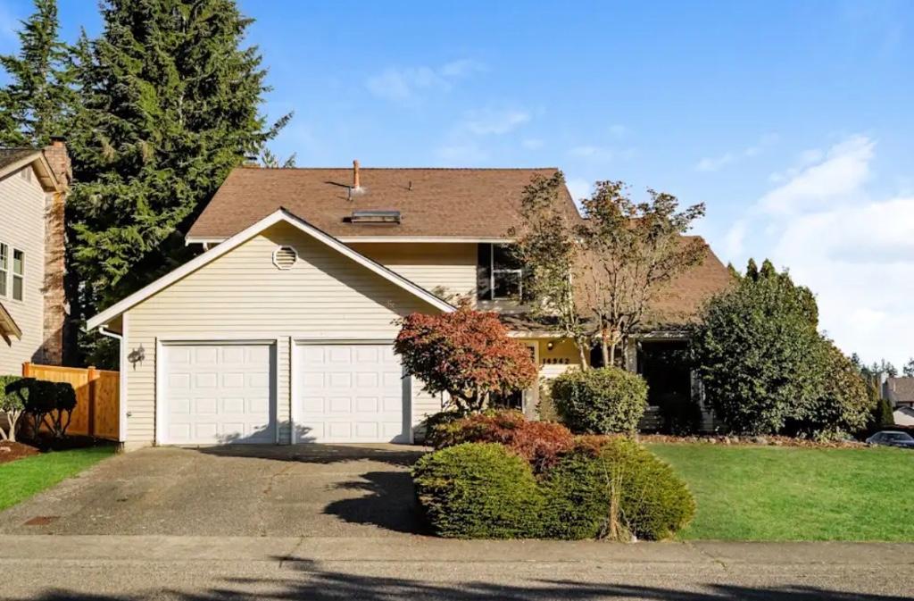Spacious Charming 4BR/2.5BA Home in Renton, WA & Move-In in Auburn - Image 1