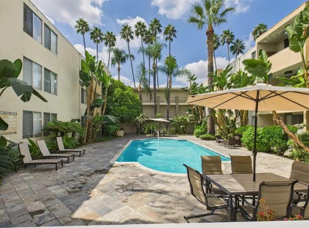 Balboa Court CA in Burbank - Image 7