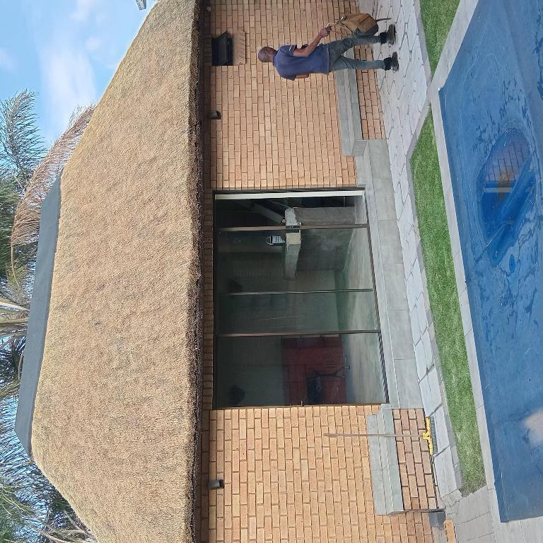 Am specialize thatch roofs in Germiston - Image 1