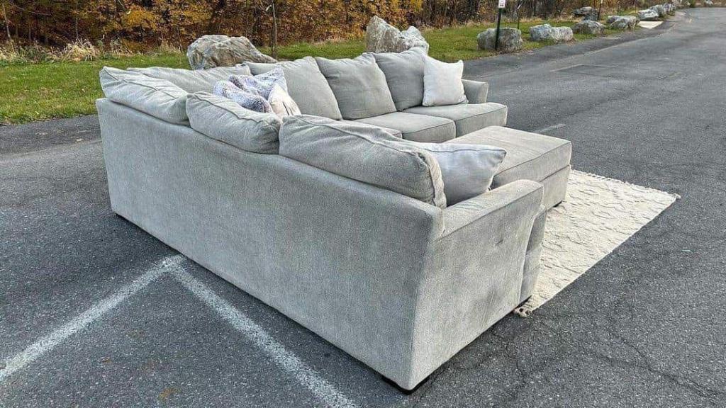 Sectional Couch in Columbus - Image 2
