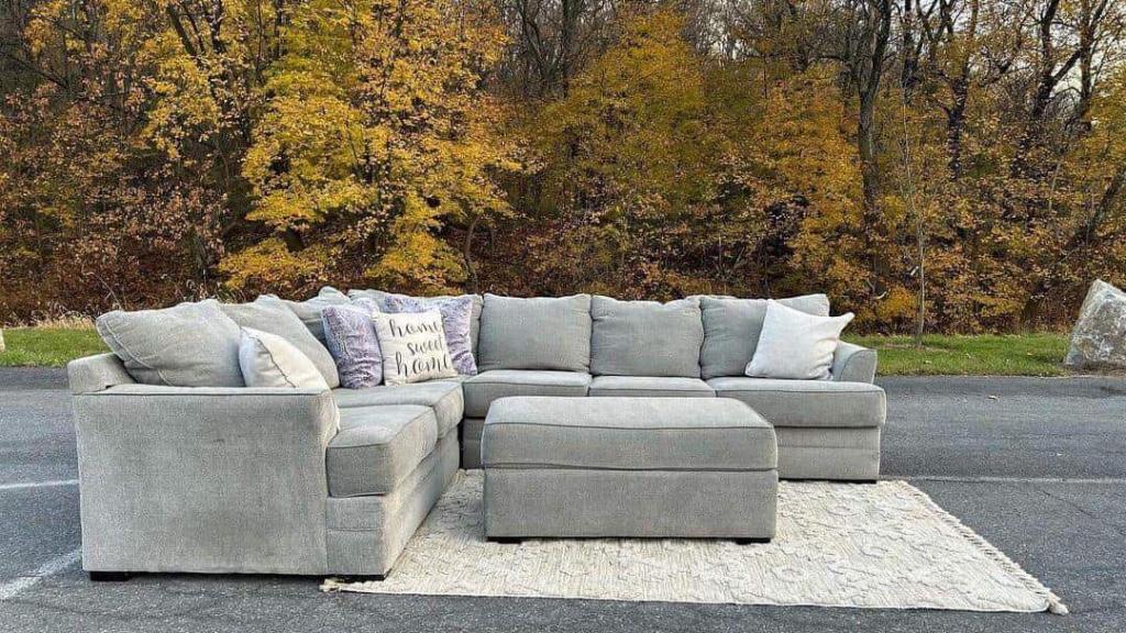 Sectional Couch in Columbus - Image 4