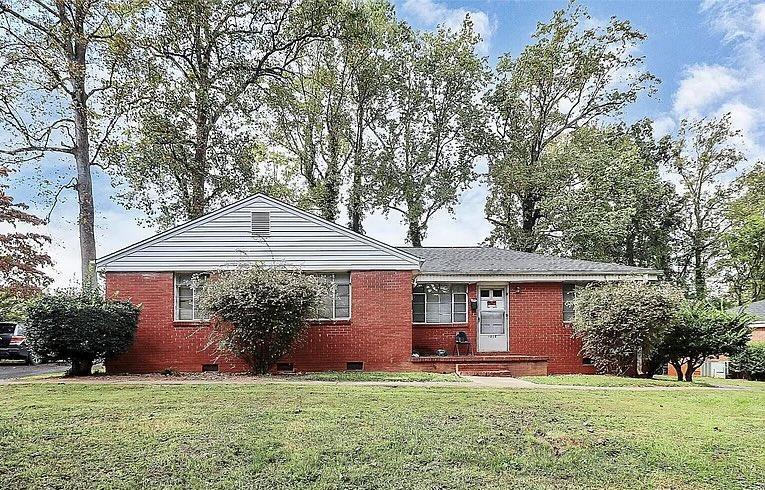 Vacant duplex unit in Charlotte - Image 1
