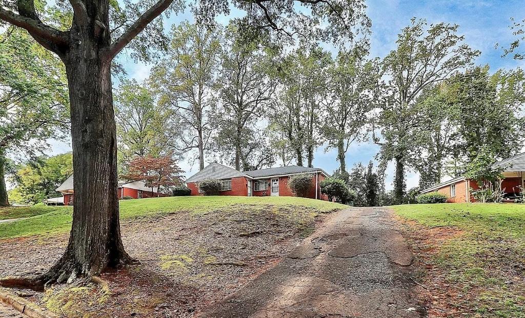 Vacant duplex unit in Charlotte - Image 2