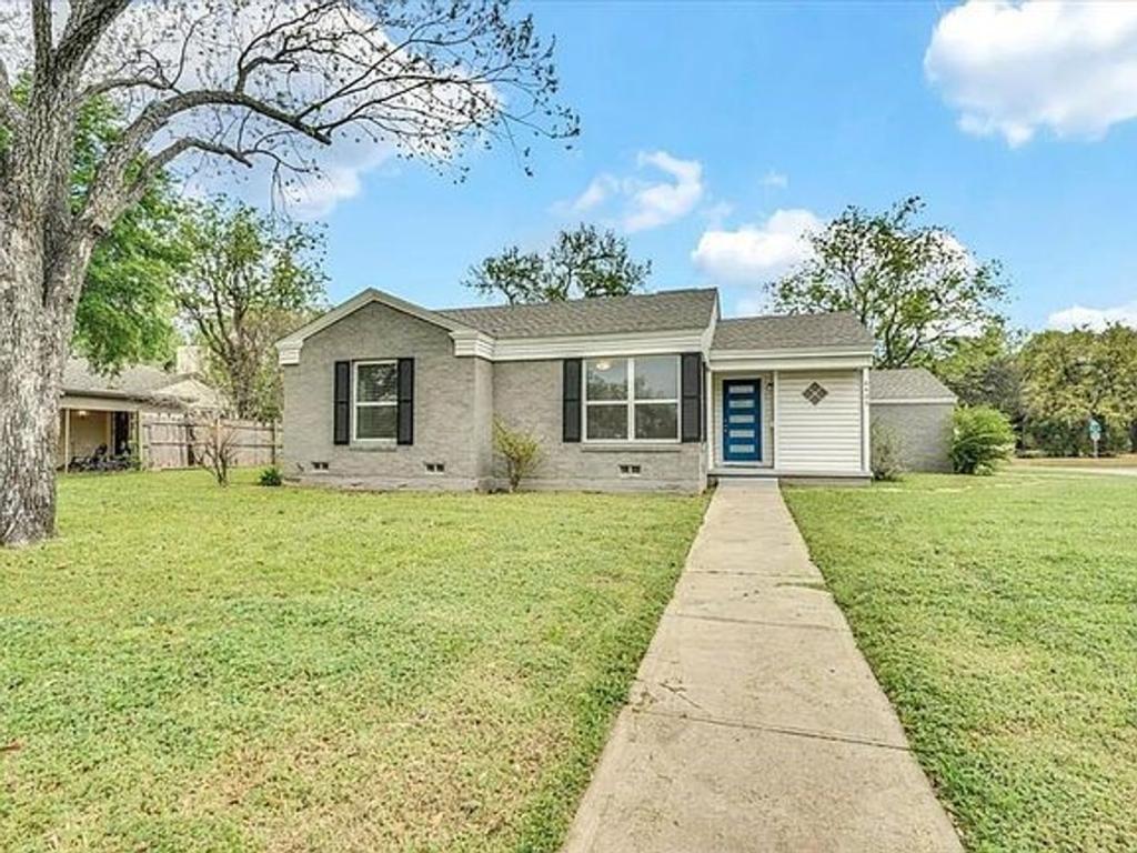 Charming Home in North Ridglea Community in Dallas - Image 1