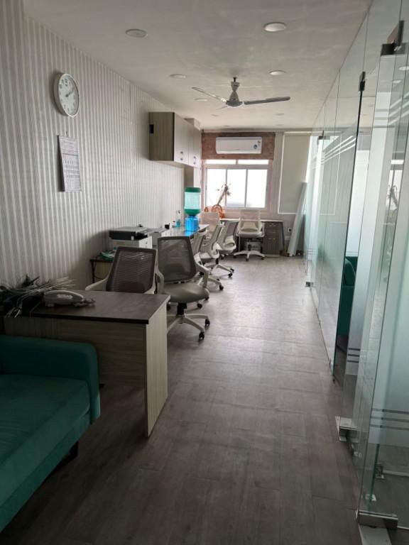 Fully Furnished Commercial Space For Rent at Camac Street in India - Image 4