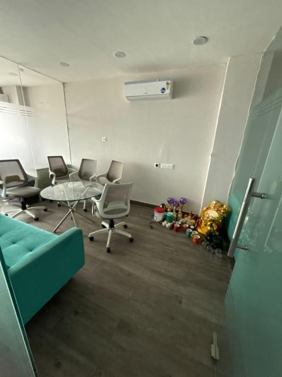 Fully Furnished Commercial Space For Rent at Camac Street in India - Image 2