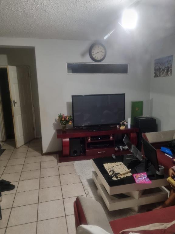 Open Flat To Rent in Johannesburg - Image 5