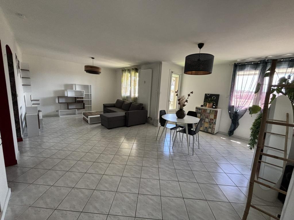 APPARTEMENT T2 MEUBLÉ AVEC BALCON à La Valette-du-Var - Photo 1