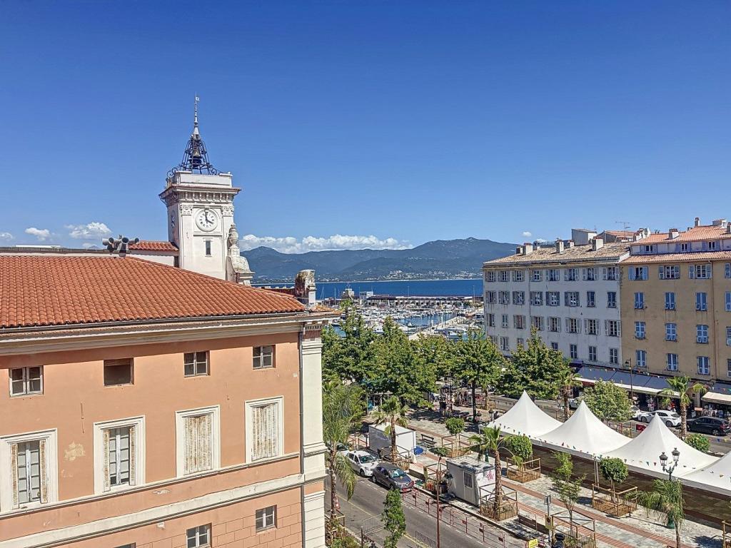 F3 PLACE DU MARCHÉ à Ajaccio - Photo 1
