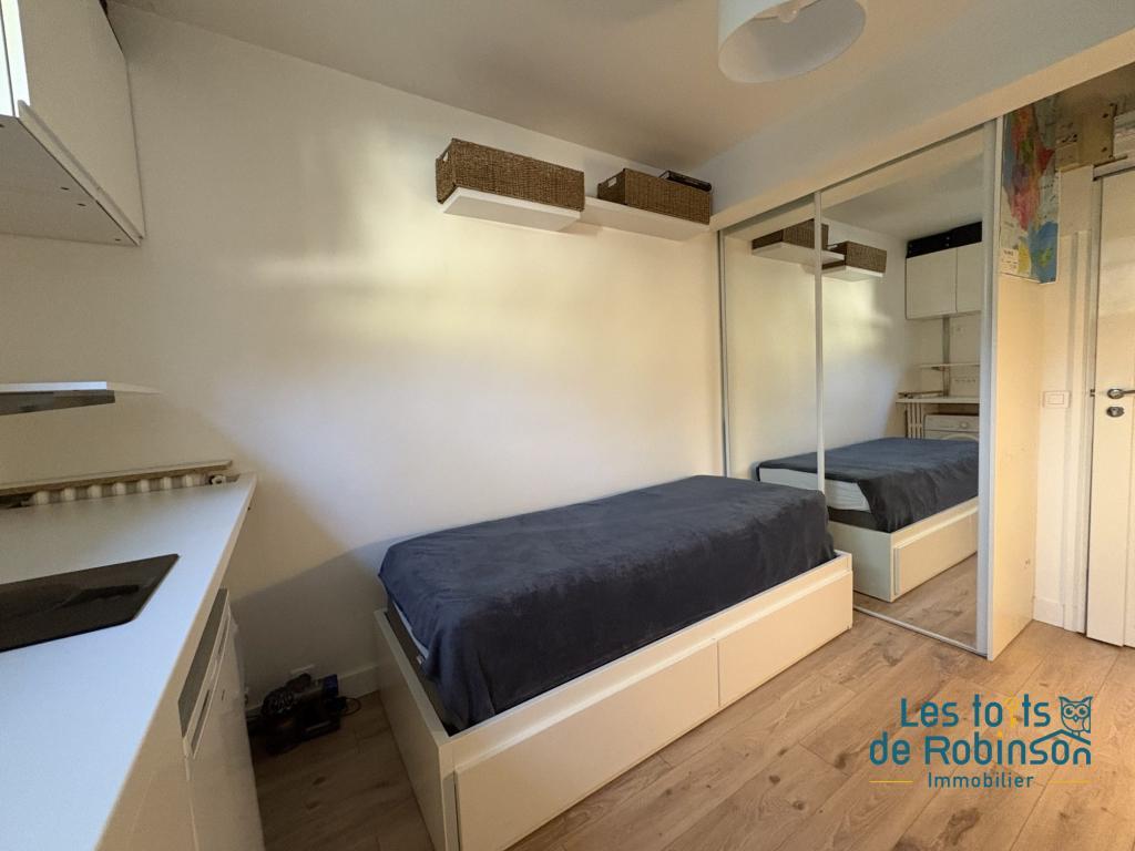 Rare studette à Saint-Cloud - Photo 1