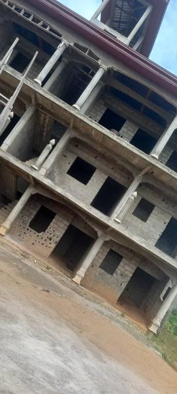 Immeuble R+2 Inachevé de 500m² à vendre à Yaoundé Nkoabang au Cameroun - Photo 3
