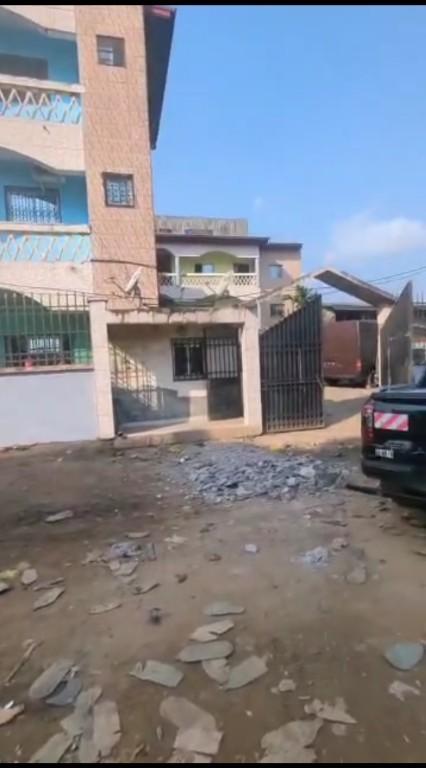 IMMEUBLE R+2 COMMERCIAL À VENDRE À YASSA au Cameroun - Photo 2