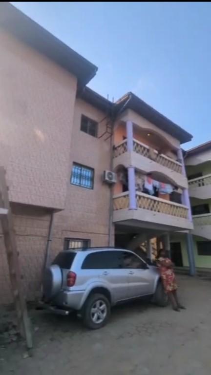 IMMEUBLE R+2 COMMERCIAL À VENDRE À YASSA au Cameroun - Photo 1