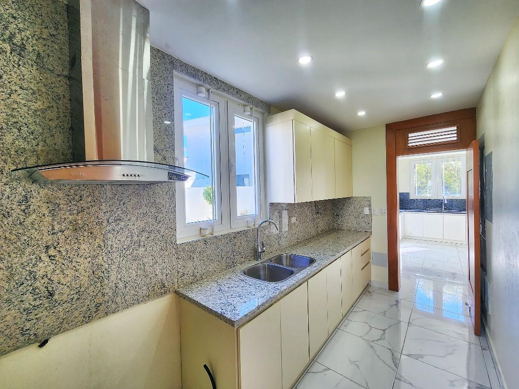 CASA CON ESPACIOSO PATIO PROYECTO CERRADO LOS SAMANES STGO.R en Licey al Medio - Imagen 10