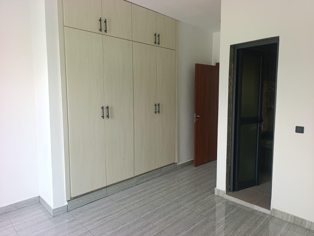 A VENDRE VILLA TRIPLEX DE 8 PIÈCES + PISCINE RIVIÉRA ABATTA à Abidjan - Photo 2